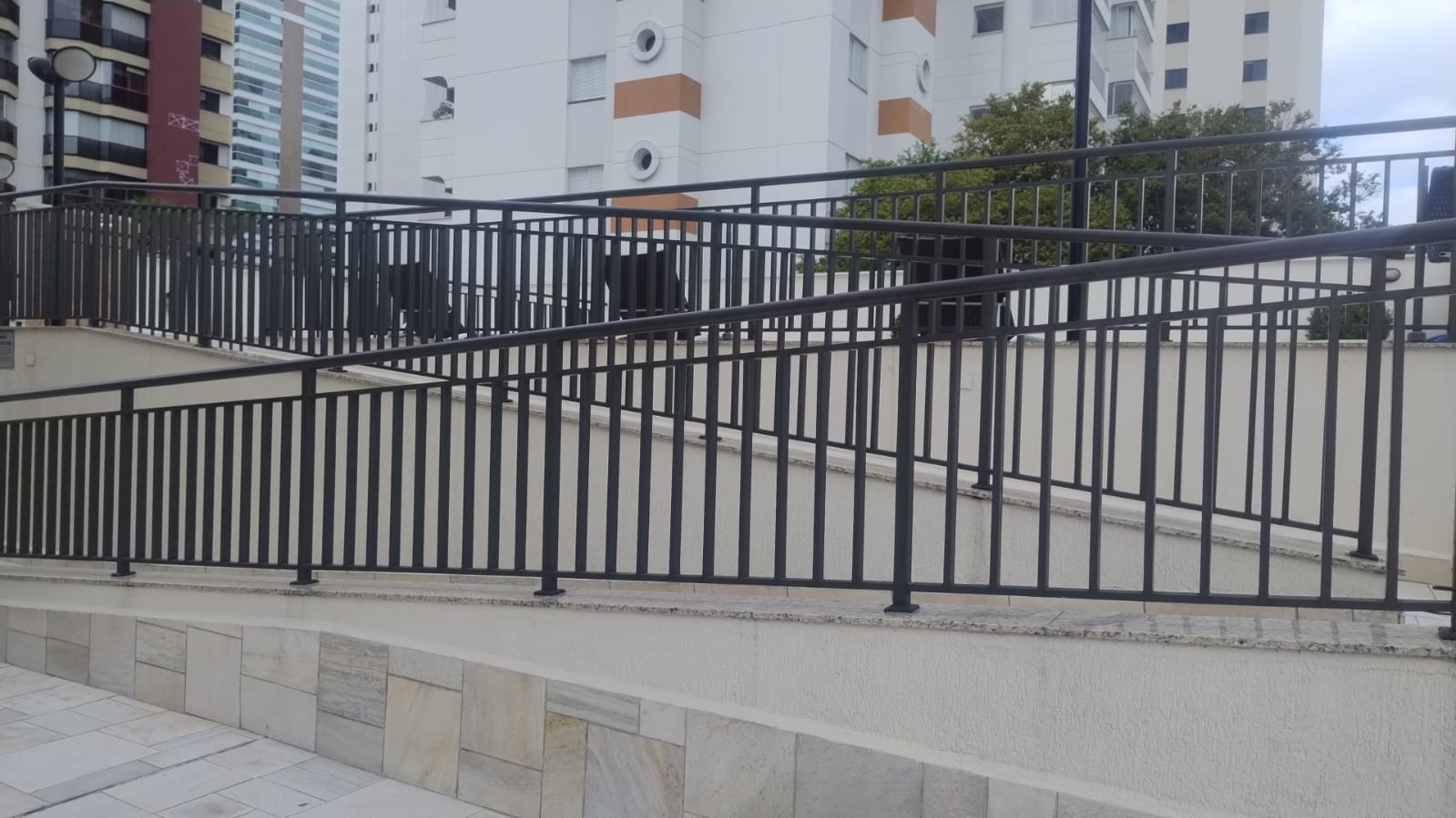 Guarda-corpo metálico em rampa de condomínio atendido pela equipe técnica